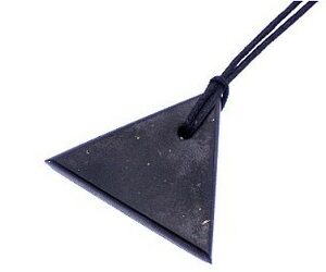 Pendente di Shungite Lucida – triangolo Uomo